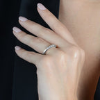 Anel Prateado Aparador de Aliança Cravejado com 7 Pedras de Zircônia - Galeria