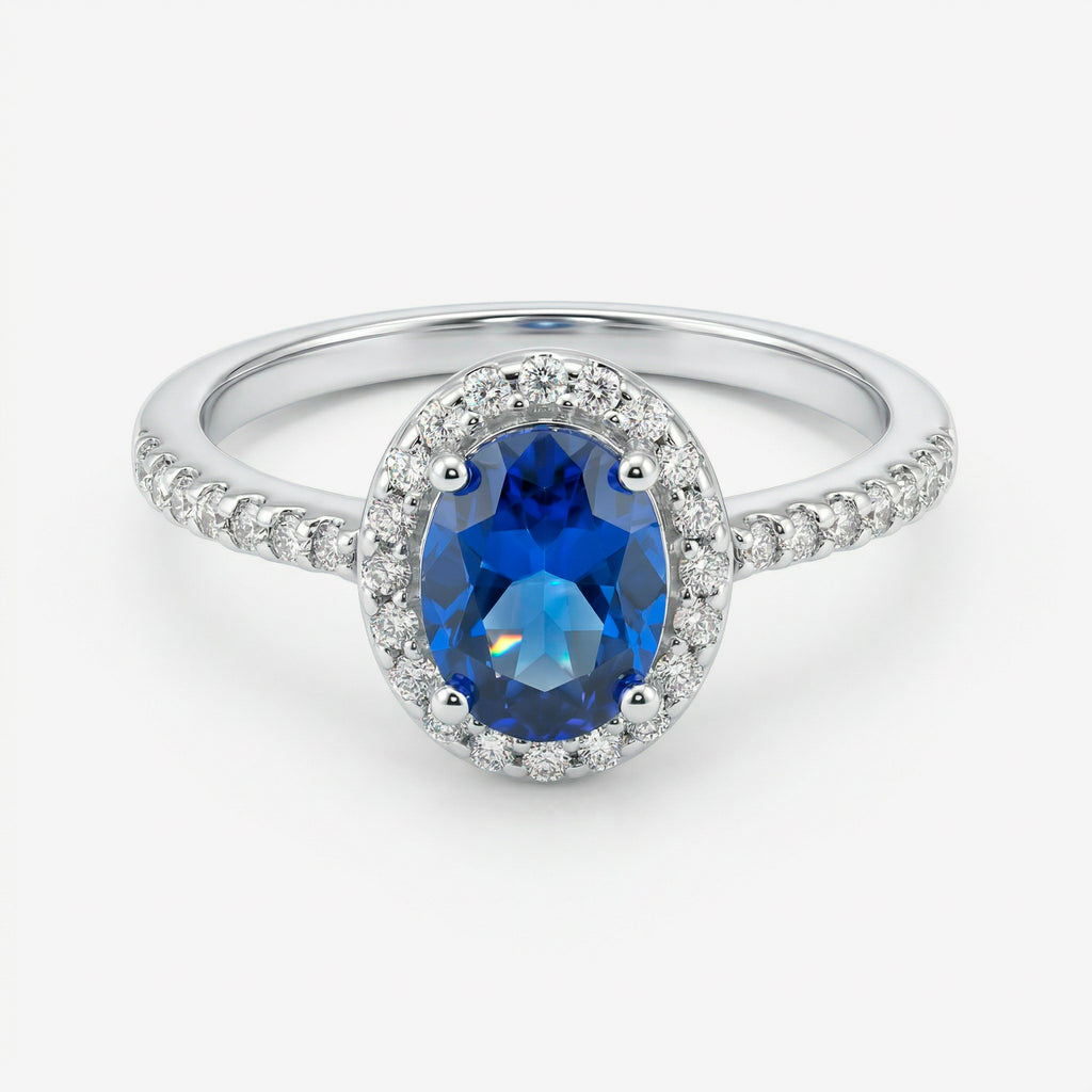 Anel Ivel em prata 925 com zircônia oval azul em halo de zircônias brancas e aro fino cravejado, vista frontal
