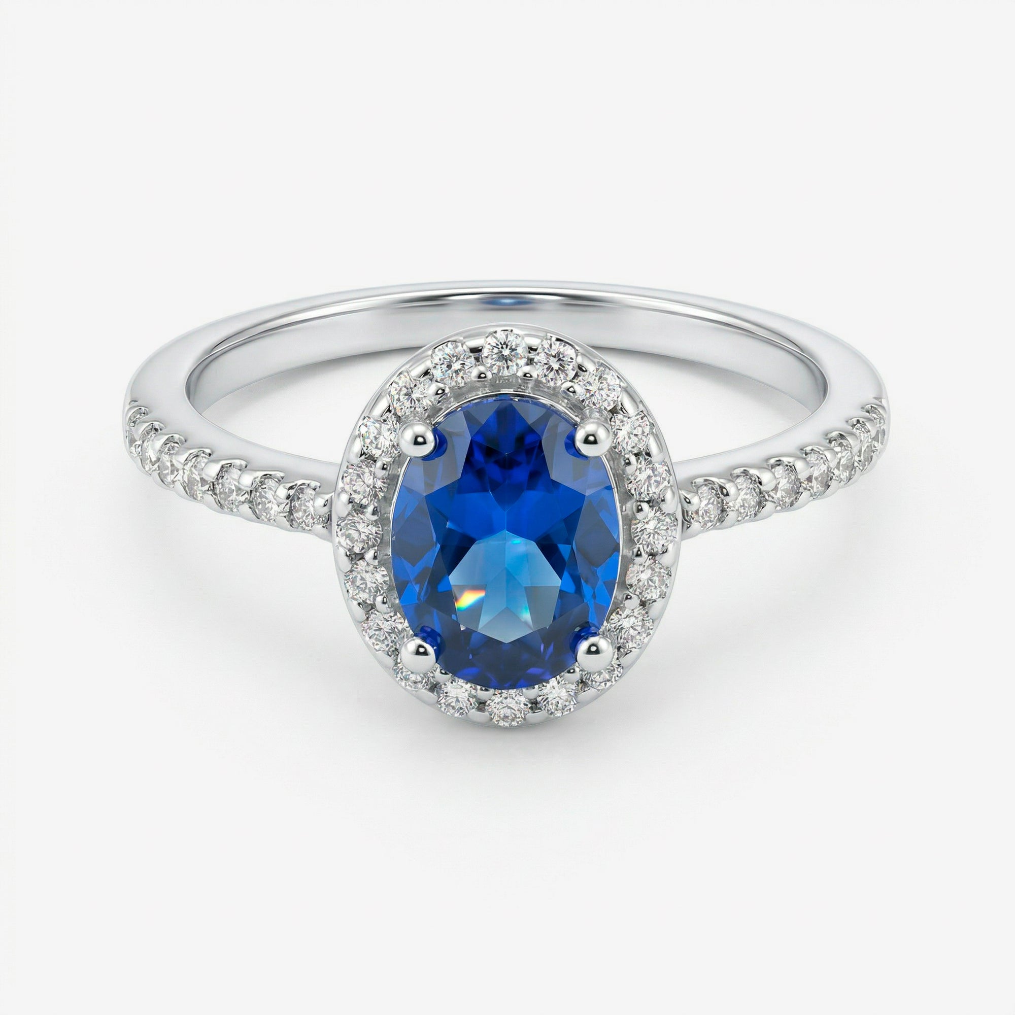 Anel Ivel em prata 925 com zircônia oval azul em halo de zircônias brancas e aro fino cravejado, vista frontal