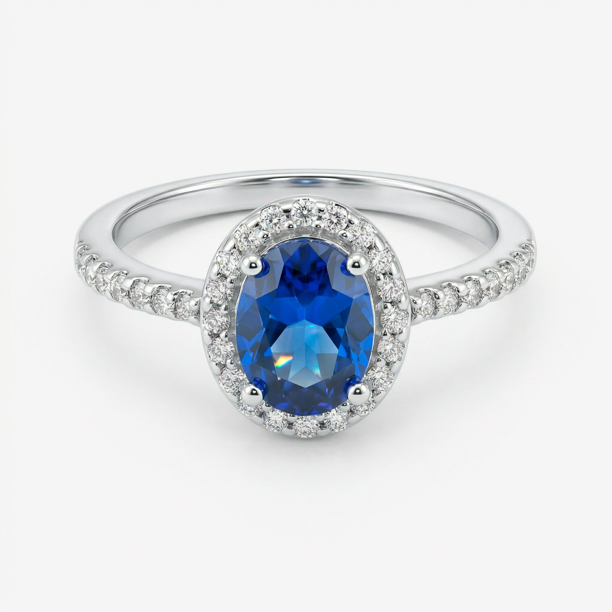 Anel Ivel em prata 925 com zircônia oval azul em halo de zircônias brancas e aro fino cravejado, vista frontal