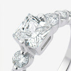 Detalhe da zircônia central de corte princess com quatro garras e zircônias redondas no aro do Anel Kael em prata 925