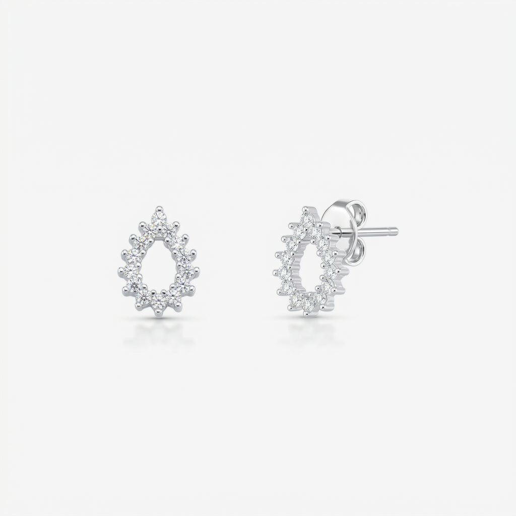 Par de brincos Neva em prata 925 com contorno de gota vazada cravejada com zircônias brancas em cravação individual e fecho tarracha
