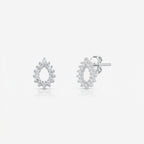 Par de brincos Neva em prata 925 com contorno de gota vazada cravejada com zircônias brancas em cravação individual e fecho tarracha
