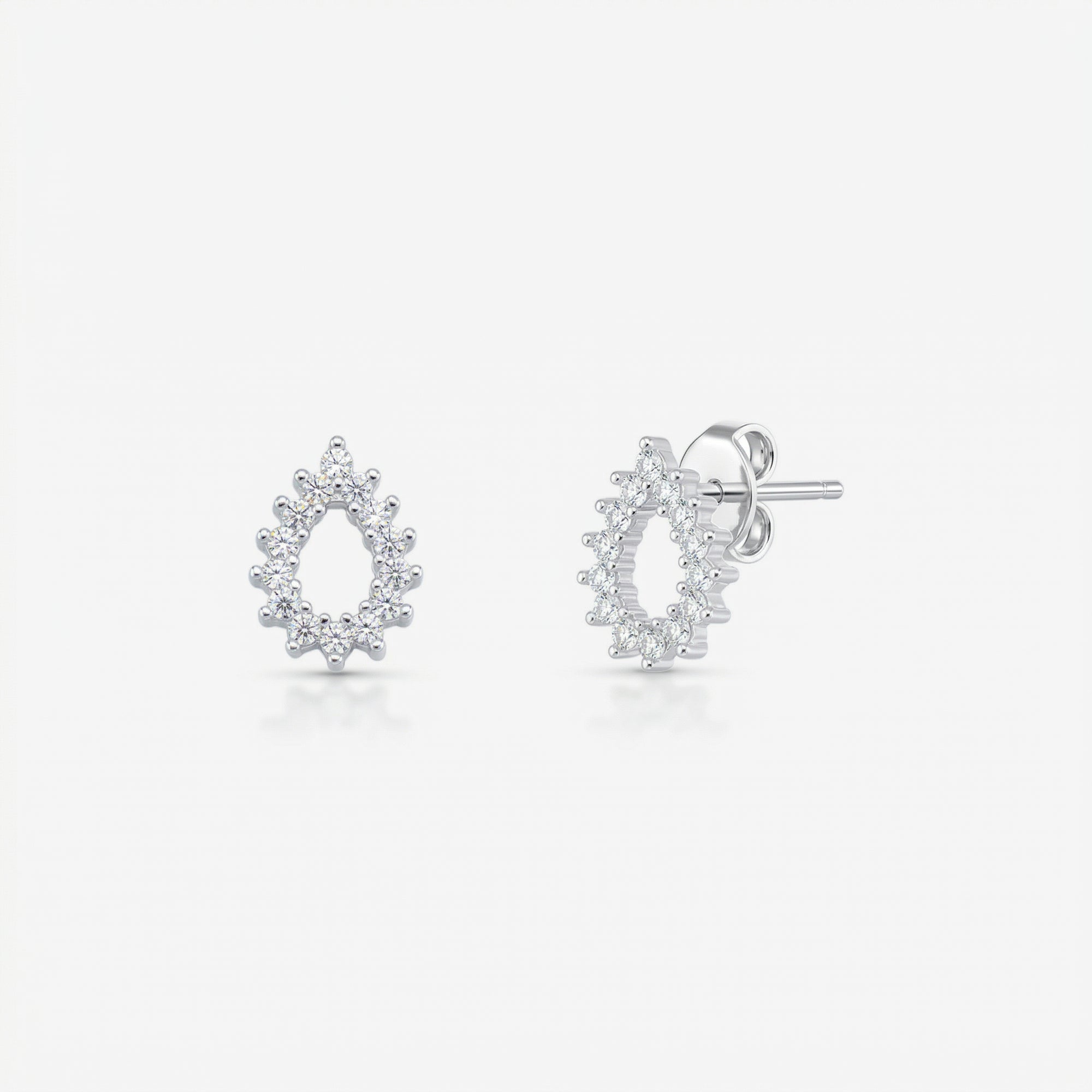 Par de brincos Neva em prata 925 com contorno de gota vazada cravejada com zircônias brancas em cravação individual e fecho tarracha
