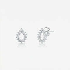 Par de brincos Neva em prata 925 com contorno de gota vazada cravejada com zircônias brancas em cravação individual e fecho tarracha
