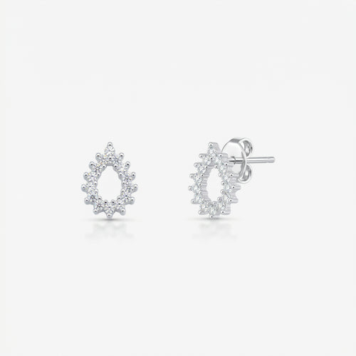 Par de brincos Neva em prata 925 com contorno de gota vazada cravejada com zircônias brancas em cravação individual e fecho tarracha
