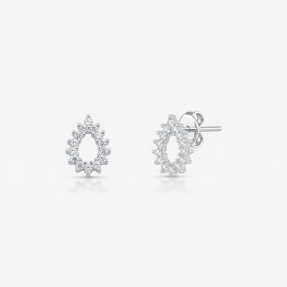 Par de brincos Neva em prata 925 com contorno de gota vazada cravejada com zircônias brancas em cravação individual e fecho tarracha

