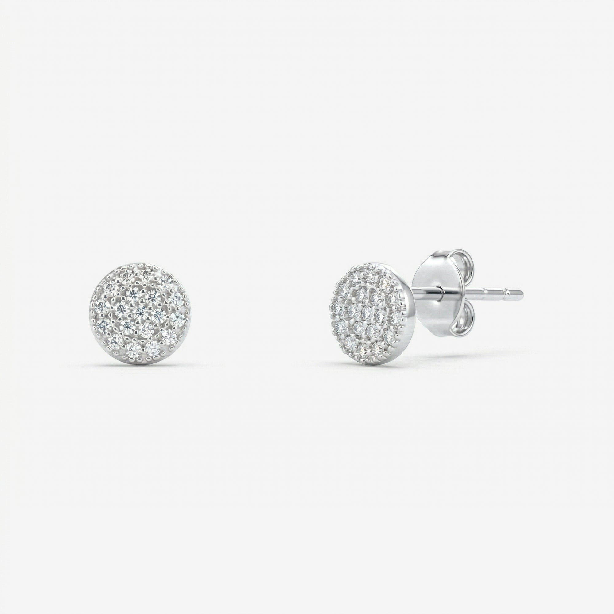 Par de brincos Pavê em prata 925 com base circular totalmente cravejada com zircônias brancas em pavê e fecho tarracha