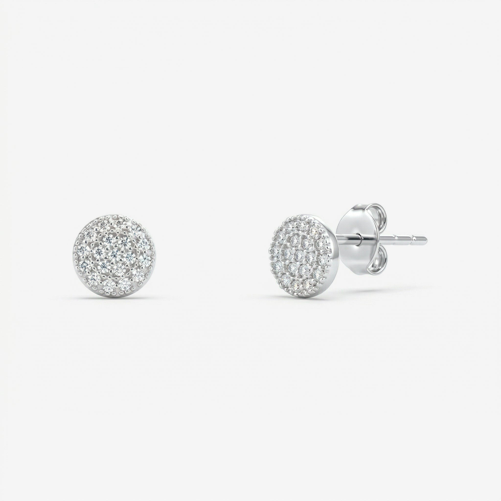 Par de brincos Pavê em prata 925 com base circular totalmente cravejada com zircônias brancas em pavê e fecho tarracha