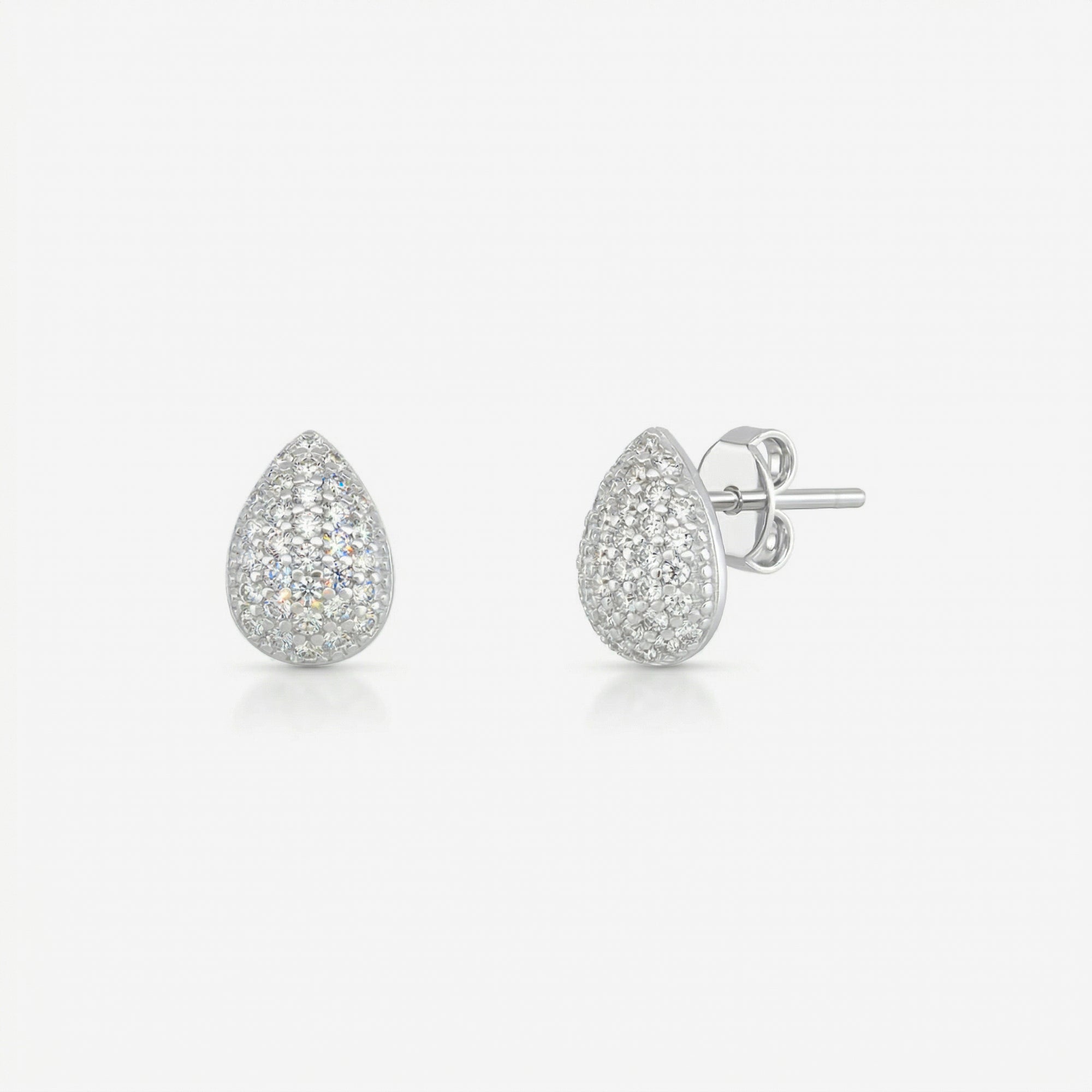 Par de brincos Tara em prata 925 com base em gota totalmente cravejada com zircônias brancas em pavê e fecho tarracha