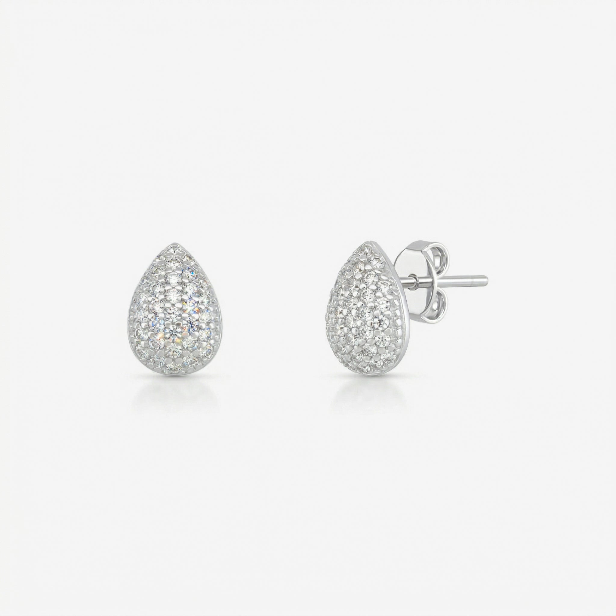 Par de brincos Tara em prata 925 com base em gota totalmente cravejada com zircônias brancas em pavê e fecho tarracha