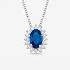 Detalhe do pingente com zircônia oval azul intenso e halo de zircônias brancas do Colar Celeste em prata 925