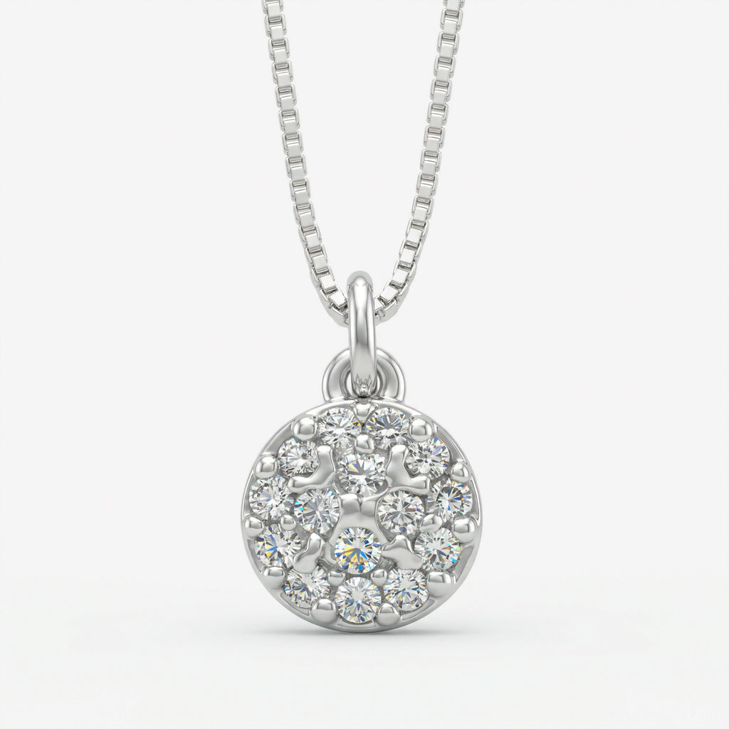 Detalhe do pingente circular cravejado com zircônias brancas do Colar Demi em prata 925 com corrente veneziana diamantada
