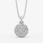 Detalhe do pingente circular cravejado com zircônias brancas do Colar Demi em prata 925 com corrente veneziana diamantada