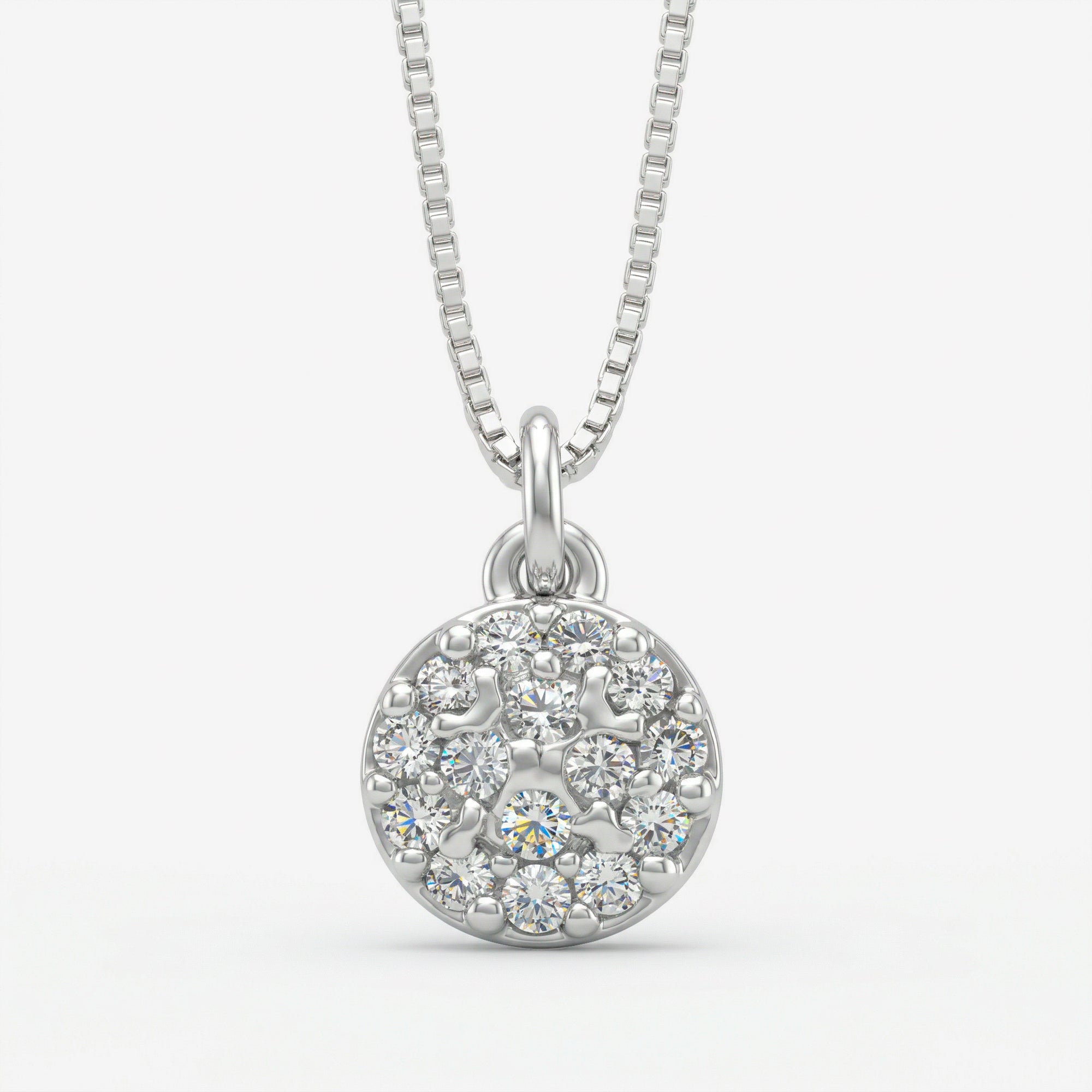 Detalhe do pingente circular cravejado com zircônias brancas do Colar Demi em prata 925 com corrente veneziana diamantada