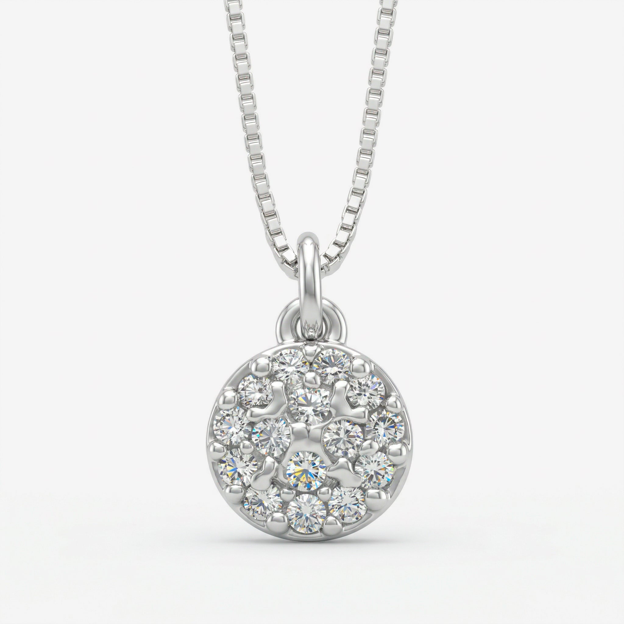 Detalhe do pingente circular cravejado com zircônias brancas do Colar Demi em prata 925 com corrente veneziana diamantada