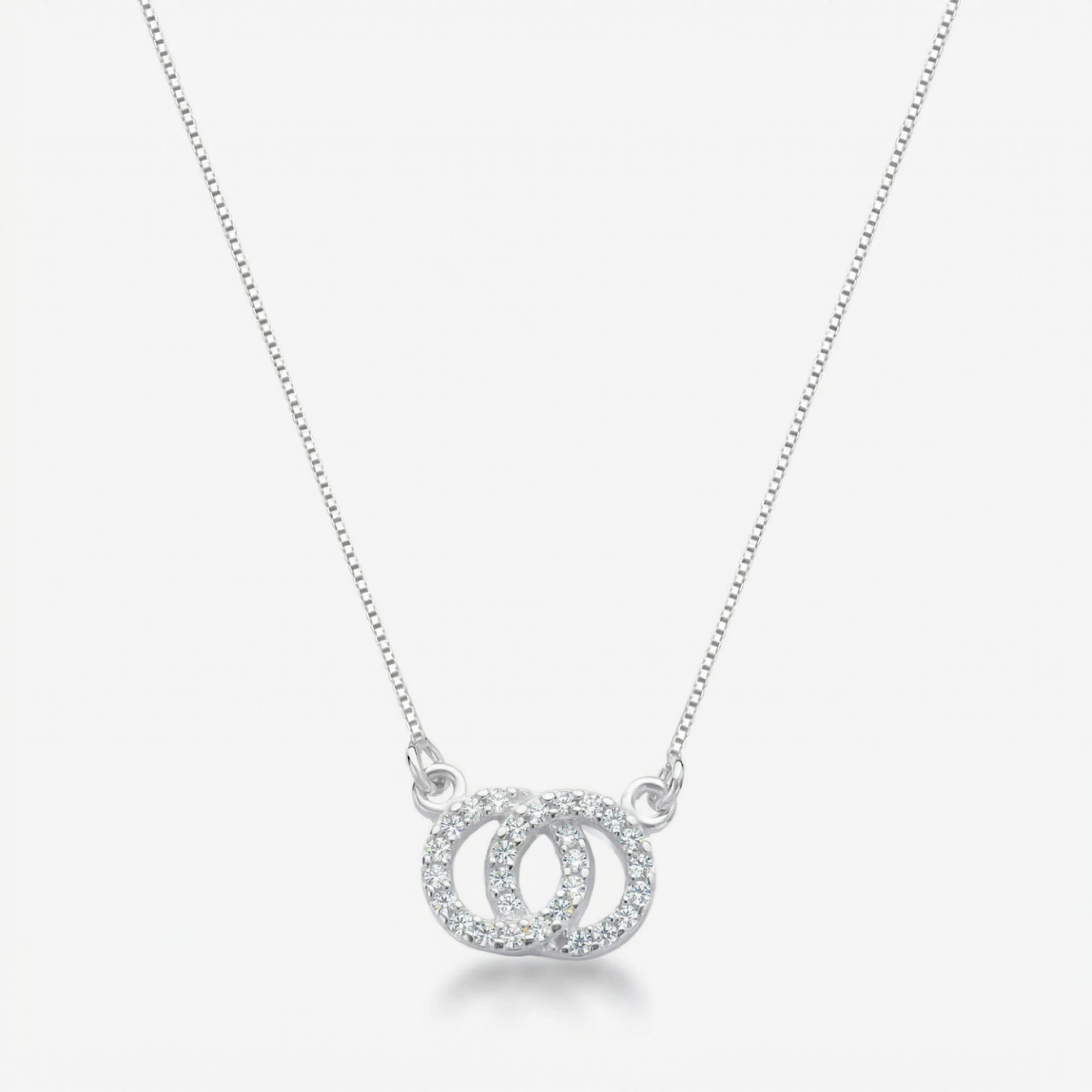 Colar Elan em prata 925 com pingente de argolas entrelaçadas cravejadas em zircônia e corrente veneziana V12 diamantada, vista completa