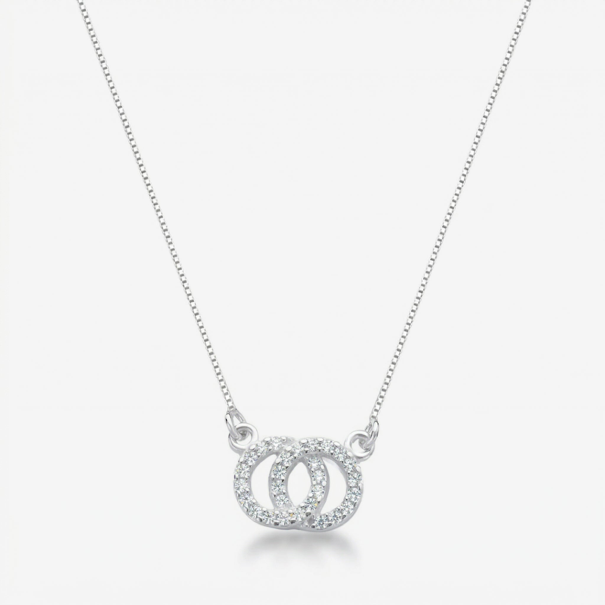 Colar Elan em prata 925 com pingente de argolas entrelaçadas cravejadas em zircônia e corrente veneziana V12 diamantada, vista completa