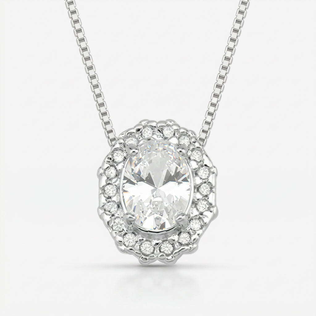 Detalhe do pingente oval com zircônia central e halo de zircônias menores do Colar Ivie em prata 925 com corrente veneziana