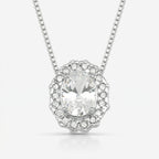 Detalhe do pingente oval com zircônia central e halo de zircônias menores do Colar Ivie em prata 925 com corrente veneziana