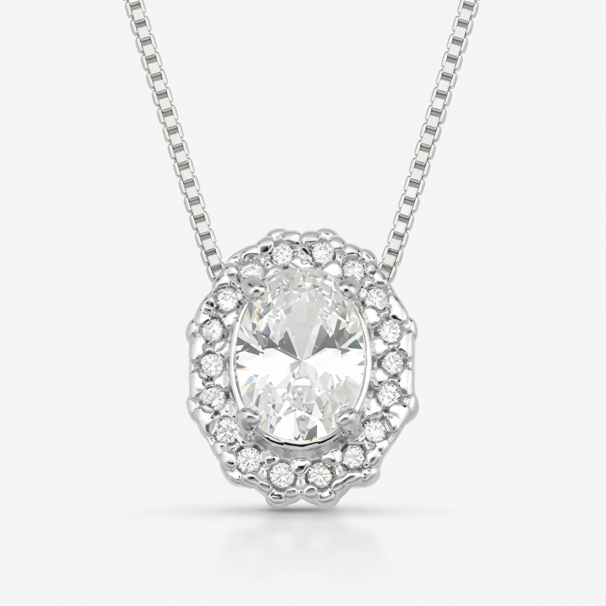 Detalhe do pingente oval com zircônia central e halo de zircônias menores do Colar Ivie em prata 925 com corrente veneziana