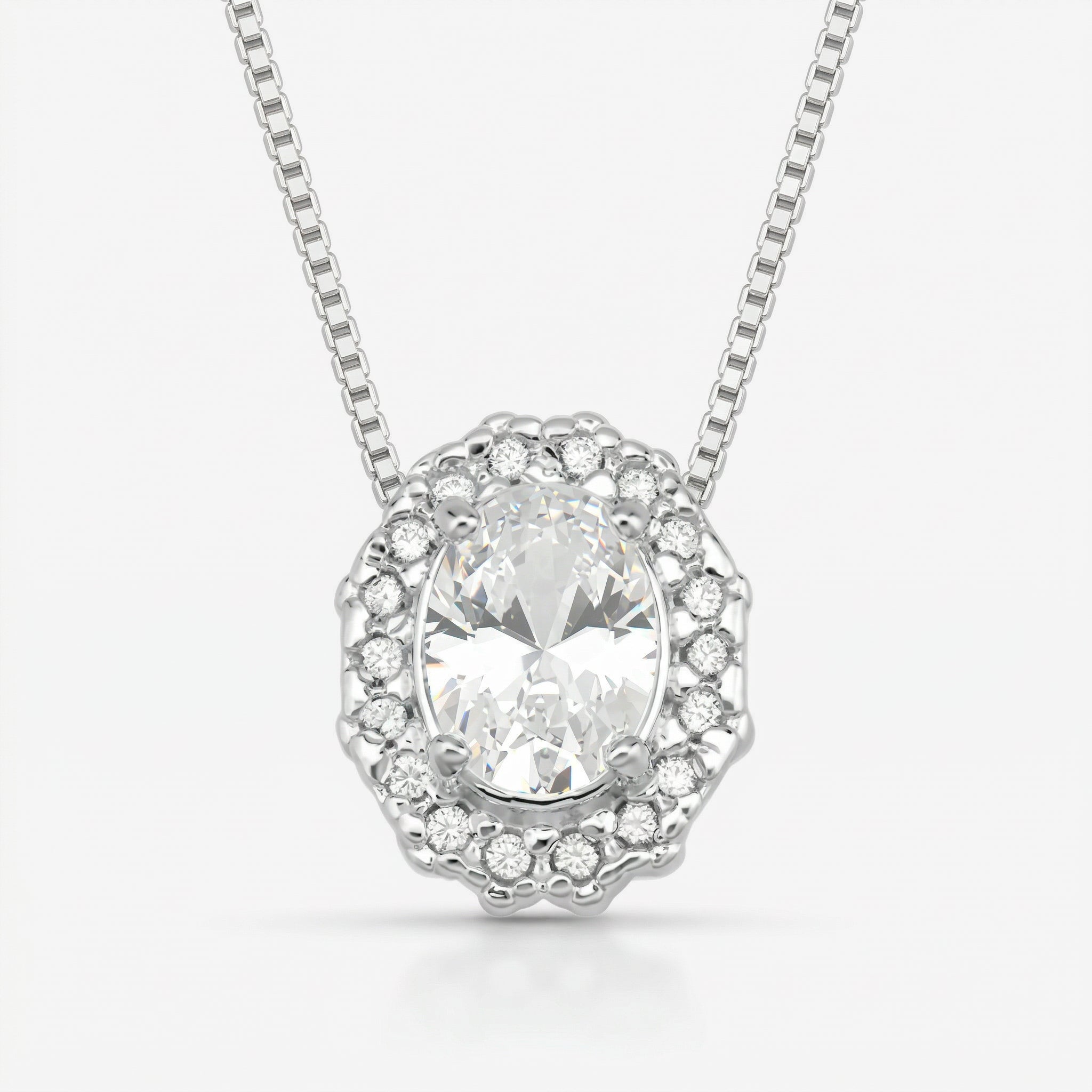 Detalhe do pingente oval com zircônia central e halo de zircônias menores do Colar Ivie em prata 925 com corrente veneziana