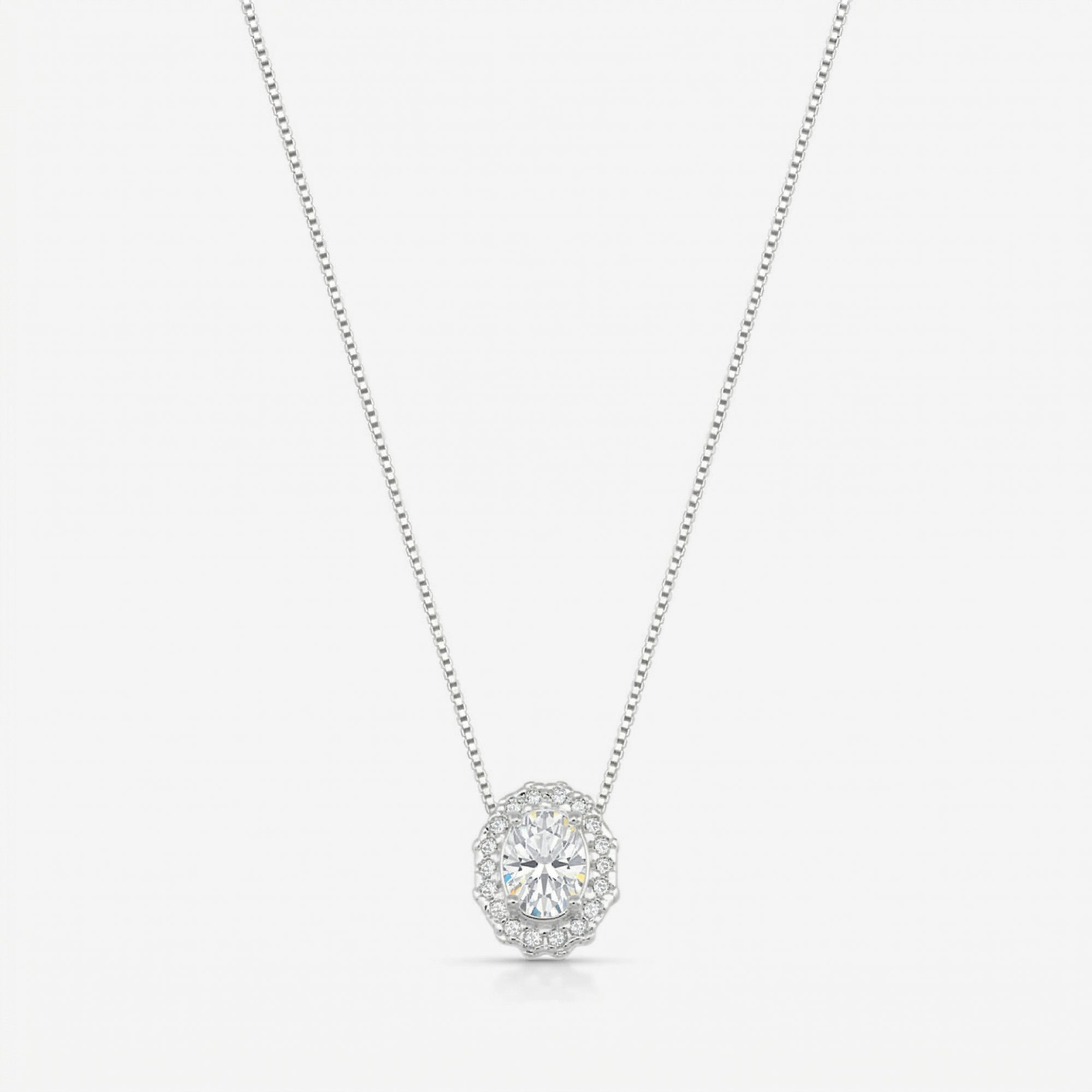 Colar Ivie em prata 925 com pingente oval cravejado em halo de zircônia e corrente veneziana V12 diamantada, vista completa