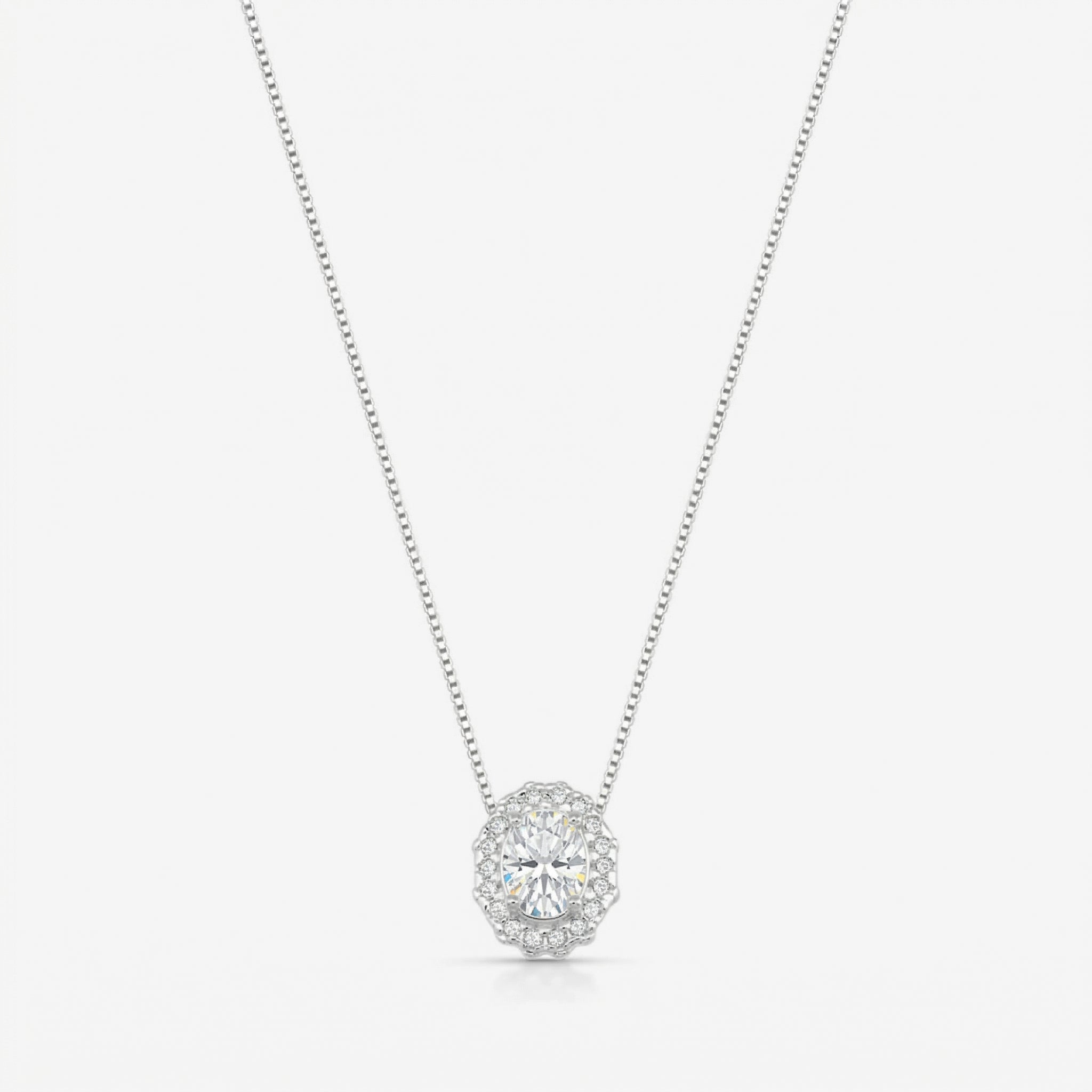 Colar Ivie em prata 925 com pingente oval cravejado em halo de zircônia e corrente veneziana V12 diamantada, vista completa