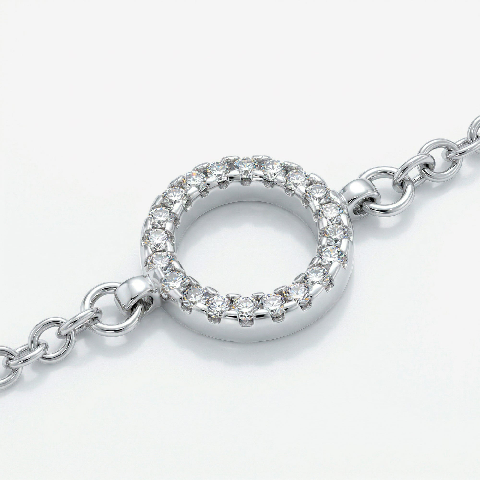 Detalhe do pingente círculo cravejado com zircônias brancas da Pulseira Ara em prata 925