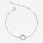 Pulseira Ara em prata 925 com pingente círculo cravejado, corrente elo português 040 e fecho boia com extensor regulável, vista superior