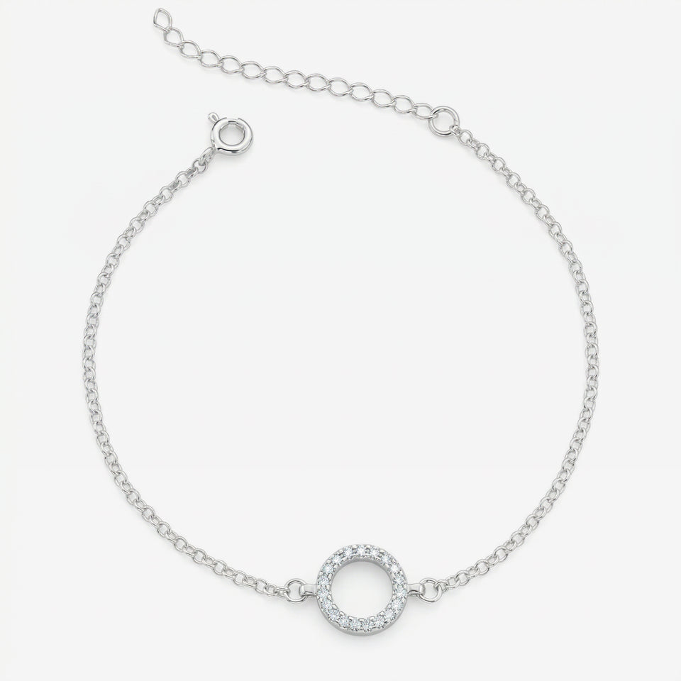 Pulseira Ara em prata 925 com pingente círculo cravejado, corrente elo português 040 e fecho boia com extensor regulável, vista superior