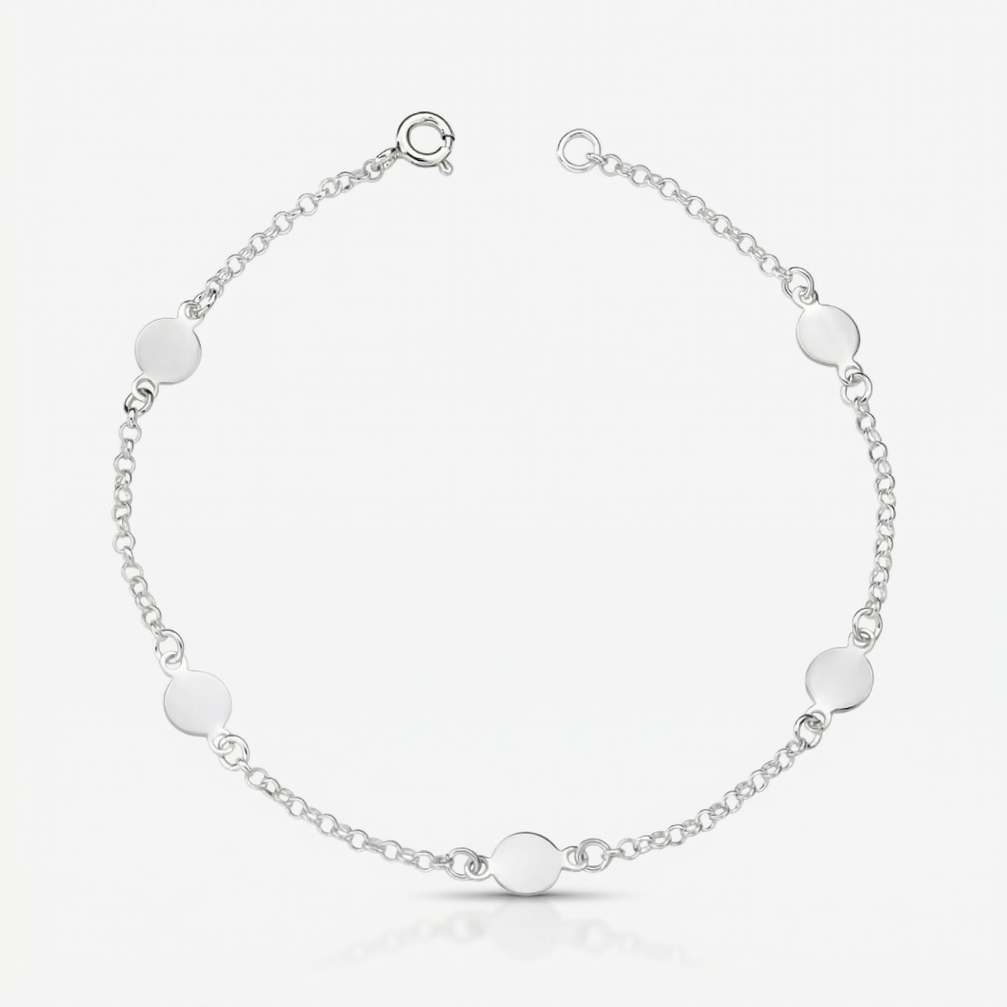 Pulseira Kali em prata 925 com cinco medalhas circulares lisas, corrente elo português 040 e fecho boia com extensor regulável, vista superior