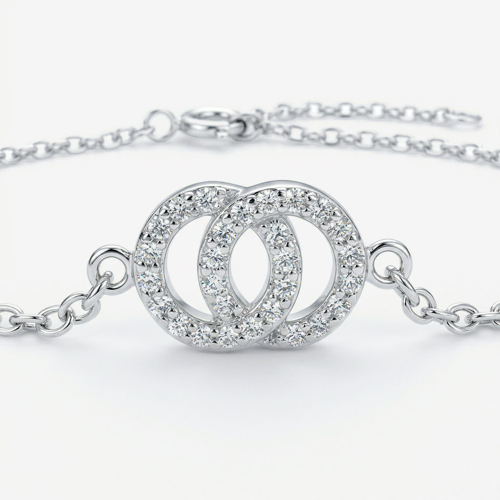 Detalhe do pingente com dois círculos entrelaçados cravejados em zircônias brancas da Pulseira Lune em prata 925