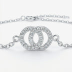 Detalhe do pingente com dois círculos entrelaçados cravejados em zircônias brancas da Pulseira Lune em prata 925