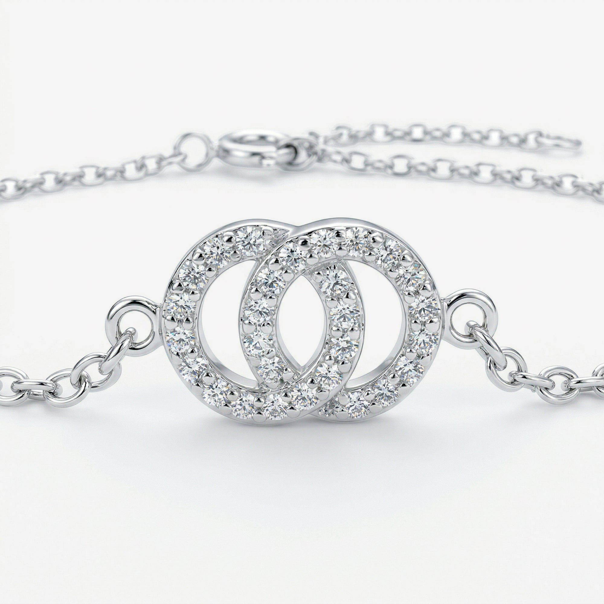 Detalhe do pingente com dois círculos entrelaçados cravejados em zircônias brancas da Pulseira Lune em prata 925