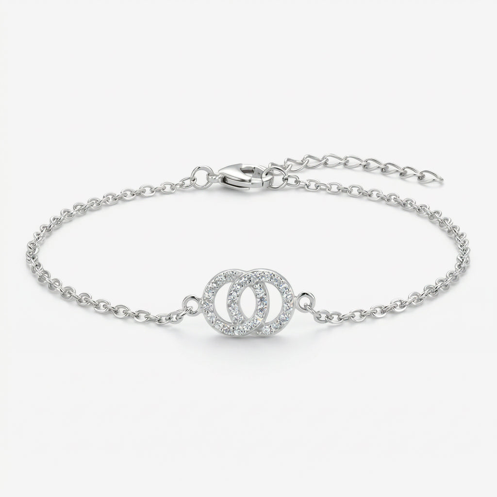 Pulseira Lune em prata 925 com pingente de argolas entrelaçadas cravejadas em zircônia e corrente elo português, vista frontal