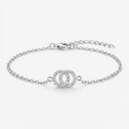 Pulseira Lune em prata 925 com pingente de argolas entrelaçadas cravejadas em zircônia e corrente elo português, vista frontal