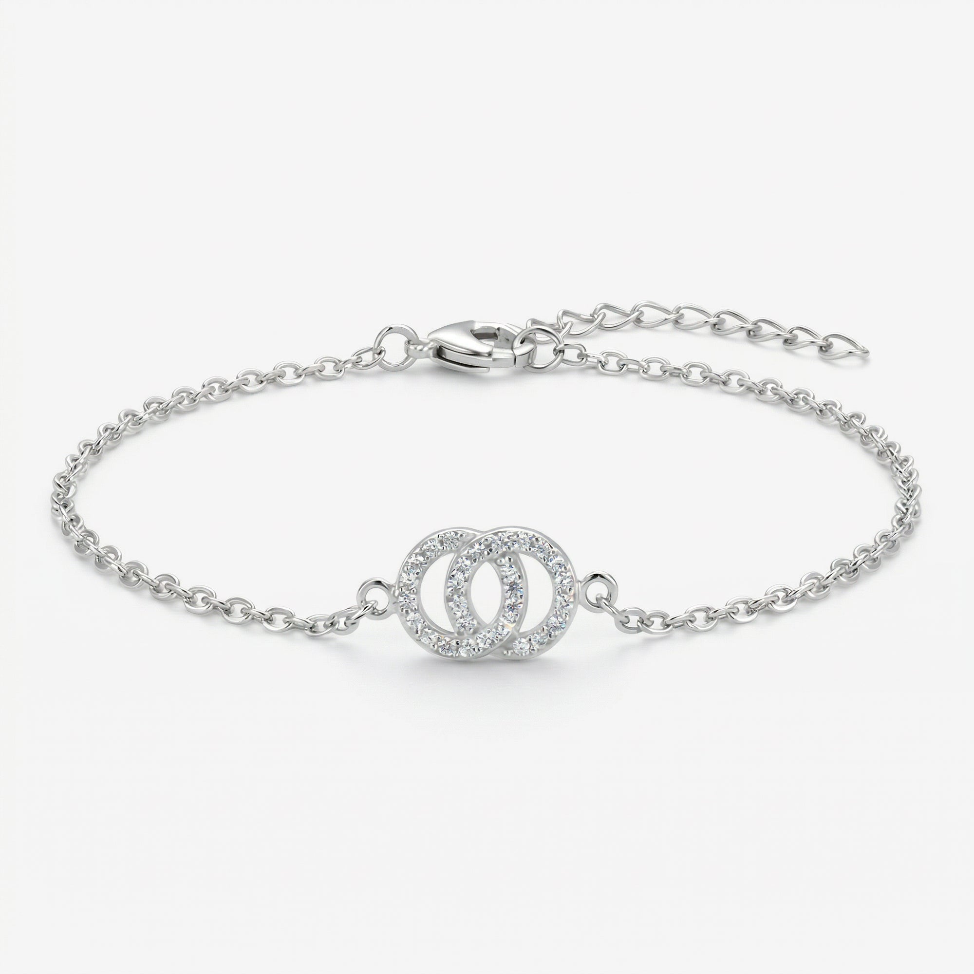 Pulseira Lune em prata 925 com pingente de argolas entrelaçadas cravejadas em zircônia e corrente elo português, vista frontal