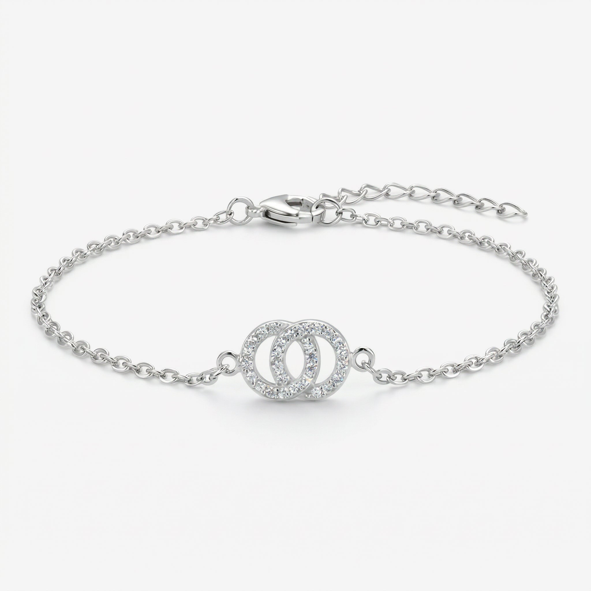 Pulseira Lune em prata 925 com pingente de argolas entrelaçadas cravejadas em zircônia e corrente elo português, vista frontal