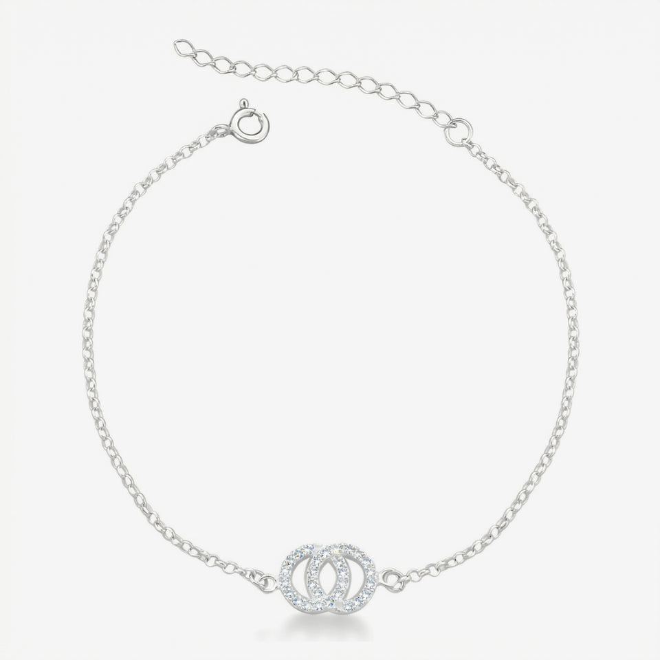 Pulseira Lune em prata 925 com dois círculos entrelaçados cravejados, corrente elo português 040 e fecho boia com extensor regulável, vista superior