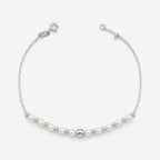 Pulseira Mara em prata 925 com sequência de pérolas sintéticas brancas e esferas polidas, corrente Cartier 030 e fecho boia com extensor regulável, vista superior