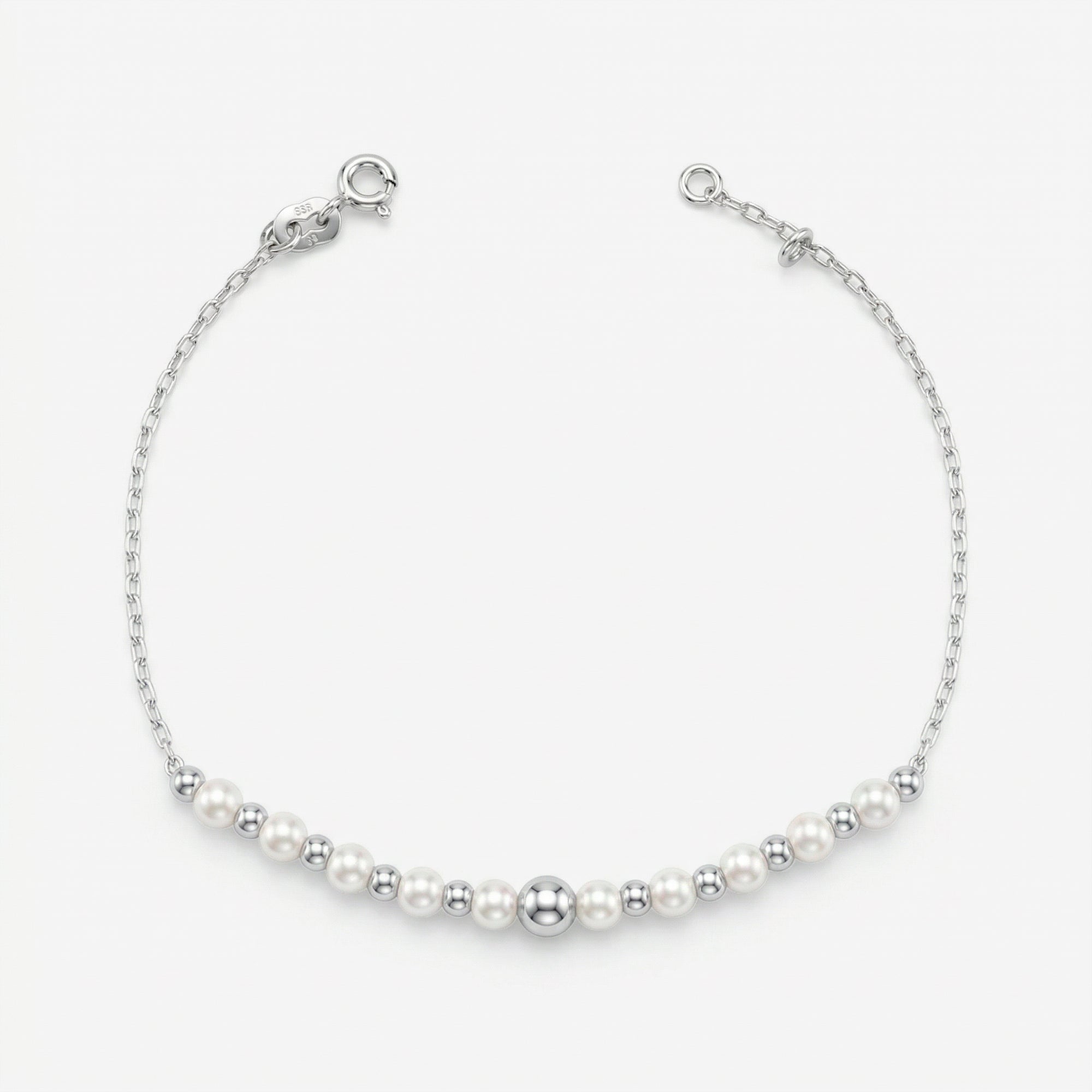 Pulseira Mara em prata 925 com sequência de pérolas sintéticas brancas e esferas polidas, corrente Cartier 030 e fecho boia com extensor regulável, vista superior