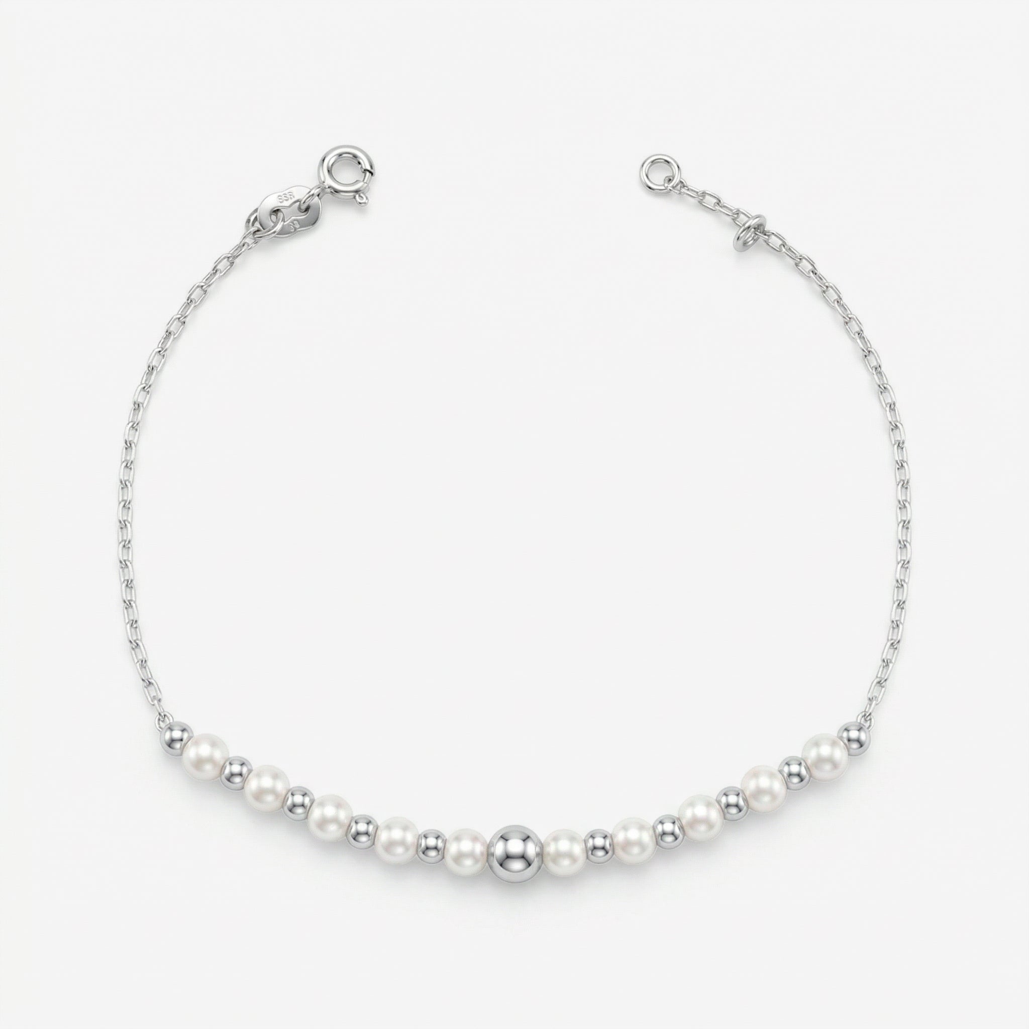 Pulseira Mara em prata 925 com sequência de pérolas sintéticas brancas e esferas polidas, corrente Cartier 030 e fecho boia com extensor regulável, vista superior
