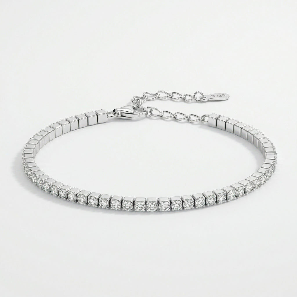 Pulseira Riva em prata 925 com zircônias brancas de corte redondo cravejadas em fileira contínua, vista frontal