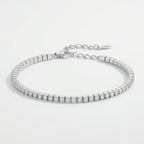 Pulseira Riva em prata 925 com zircônias brancas de corte redondo cravejadas em fileira contínua, vista frontal
