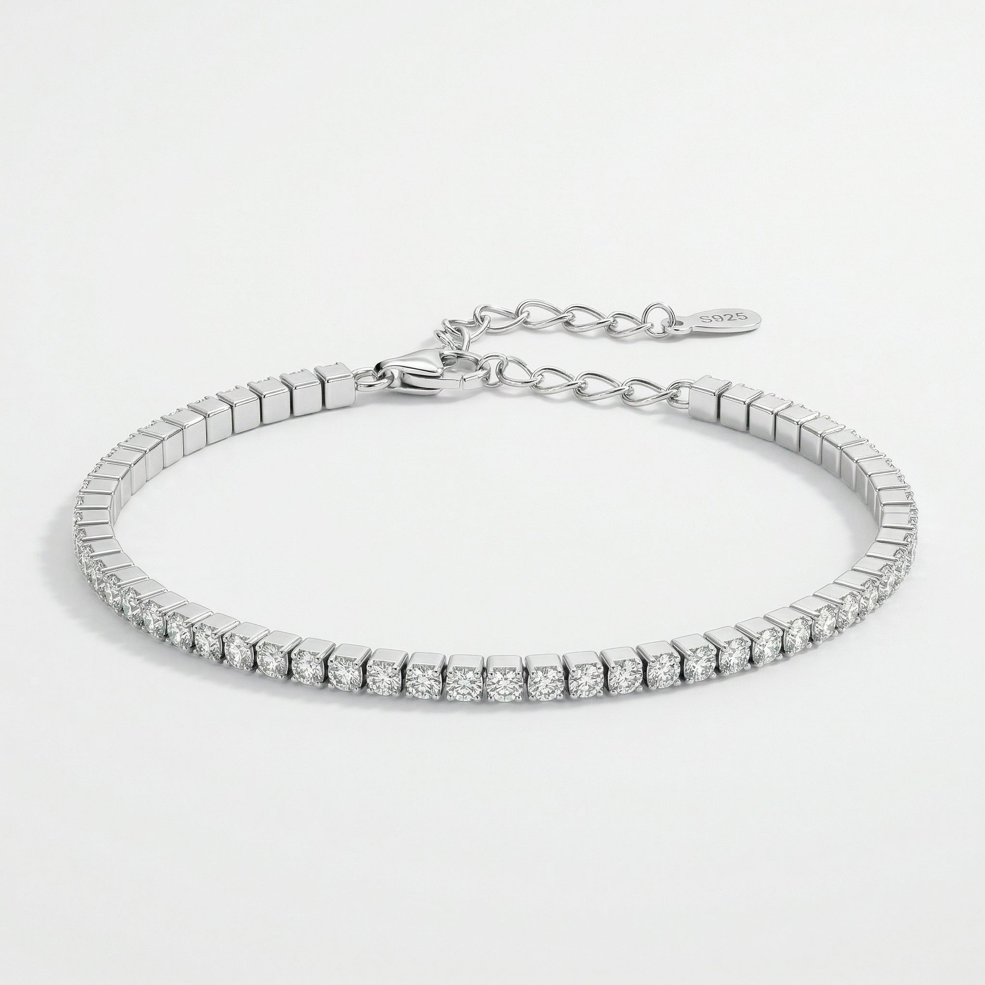 Pulseira Riva em prata 925 com zircônias brancas de corte redondo cravejadas em fileira contínua, vista frontal