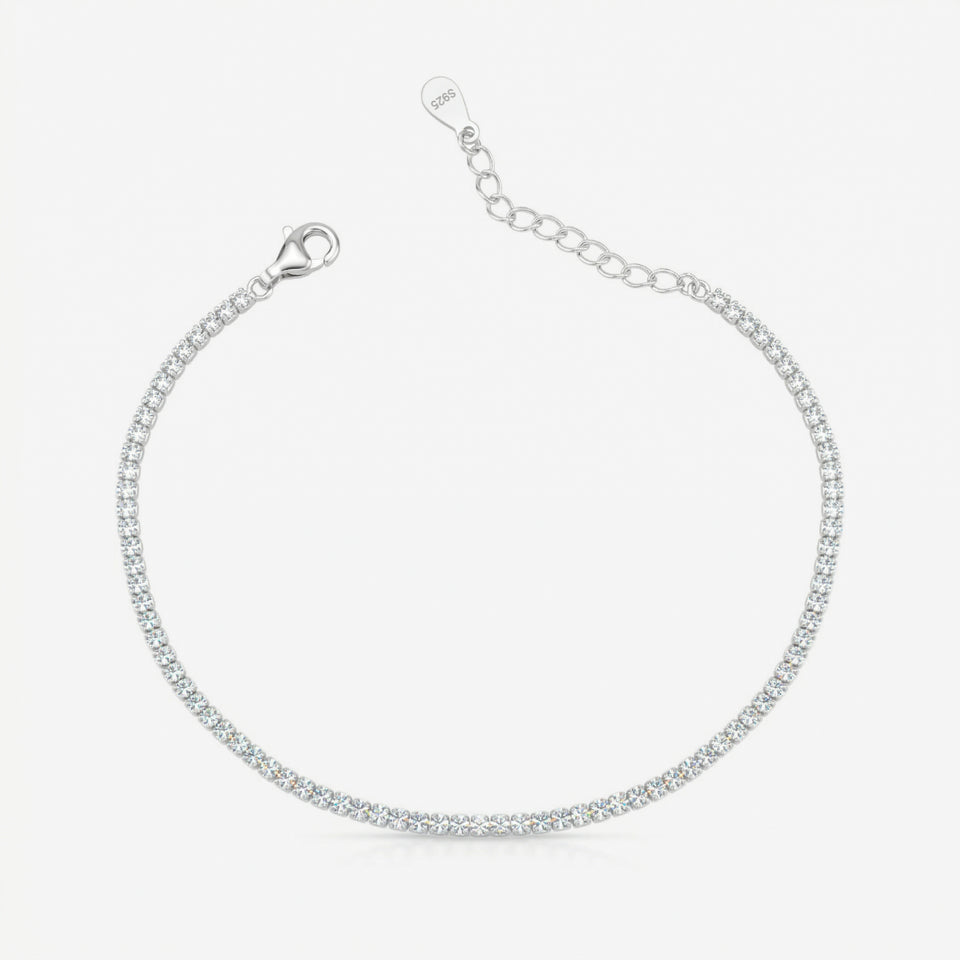 Pulseira Riva em prata 925 com linha contínua de zircônias brancas, fecho boia e extensor regulável, vista superior