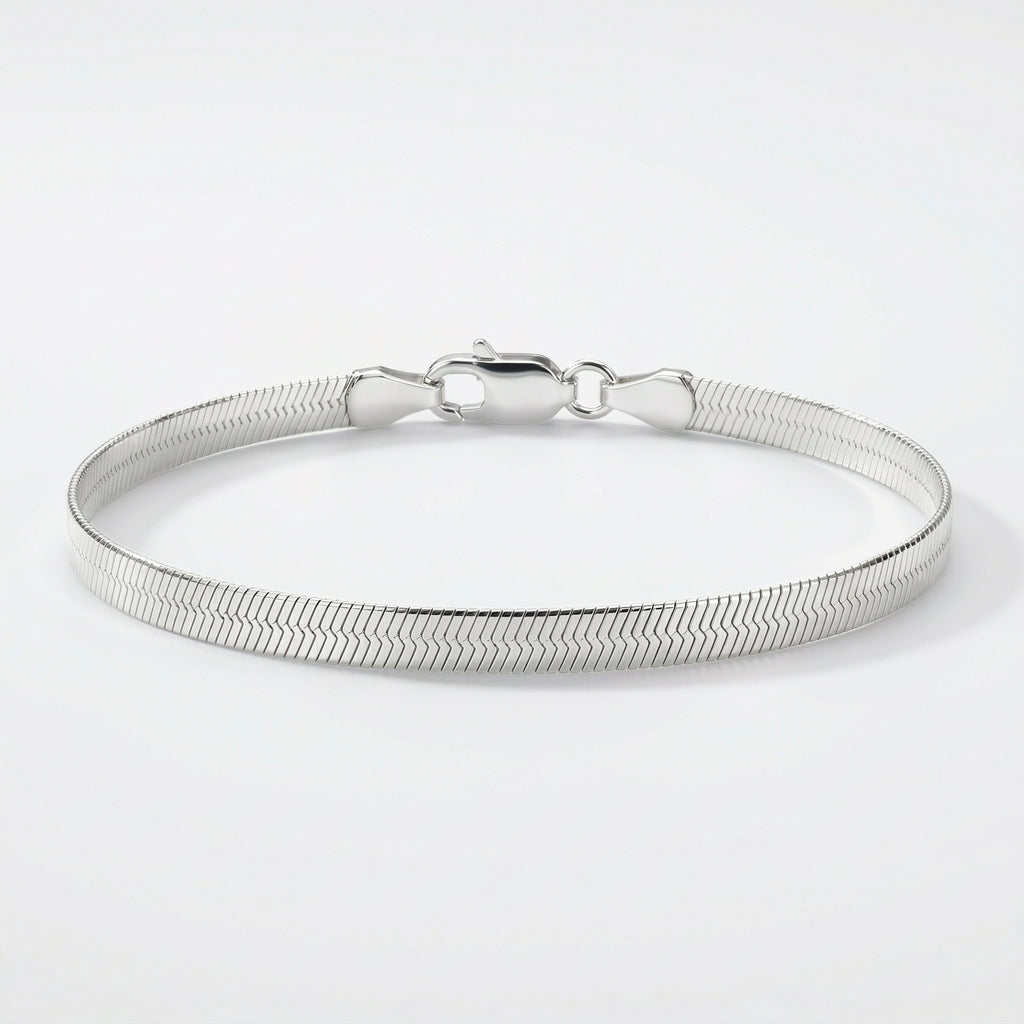 Pulseira Vega em prata 925 com corrente laminada fio 035 elo flat e textura espinhada, vista frontal