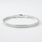 Pulseira Vega em prata 925 com corrente laminada fio 035 elo flat e textura espinhada, vista frontal