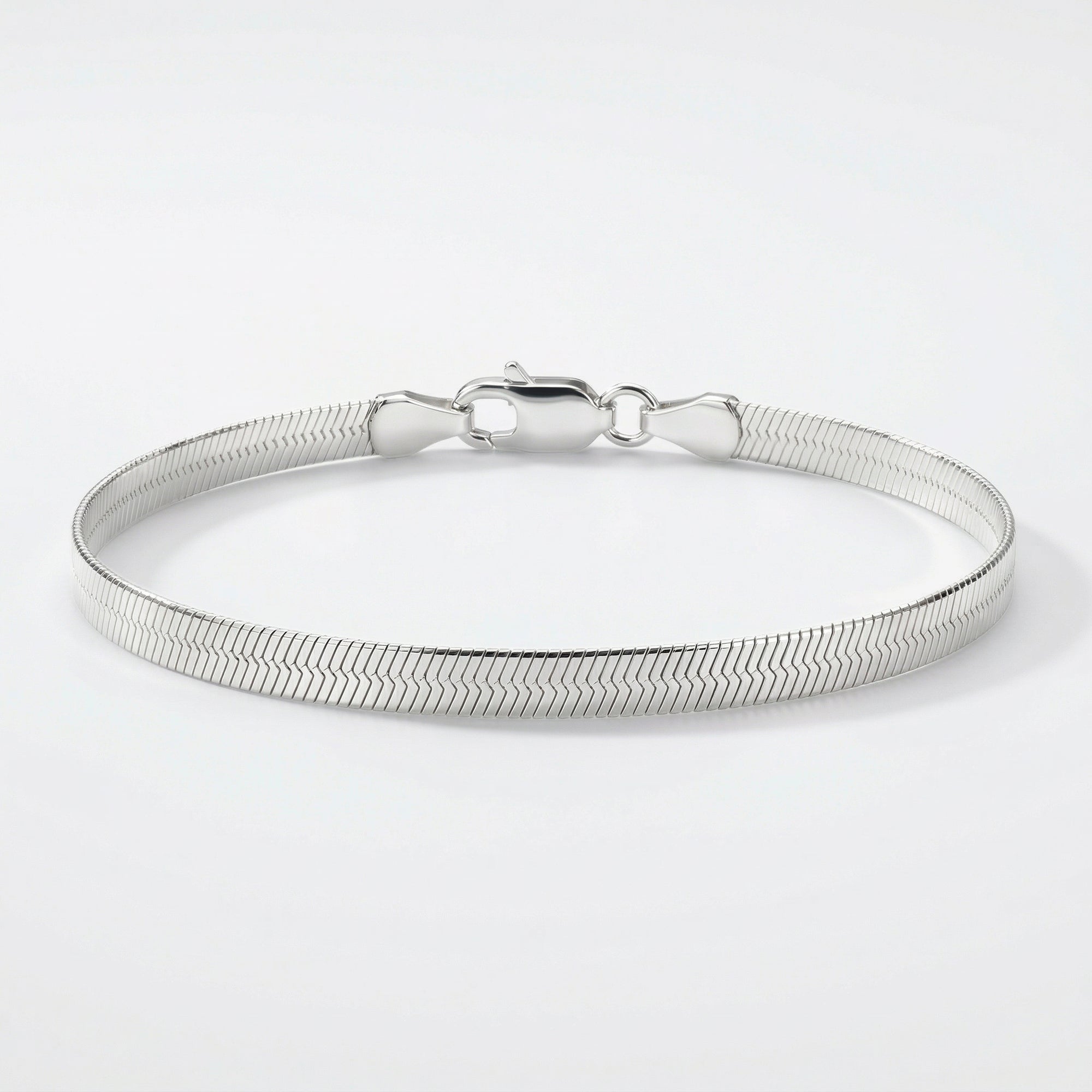 Pulseira Vega em prata 925 com corrente laminada fio 035 elo flat e textura espinhada, vista frontal